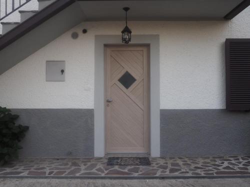 una puerta de madera en el lateral de una casa en Appartamenti la muraca en Capizzone