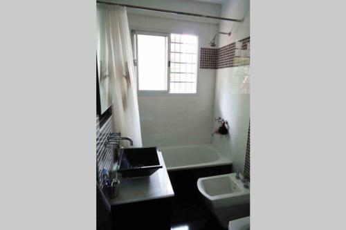 Ett badrum på Best location in Caballito, Buenos Aires, 80 M2