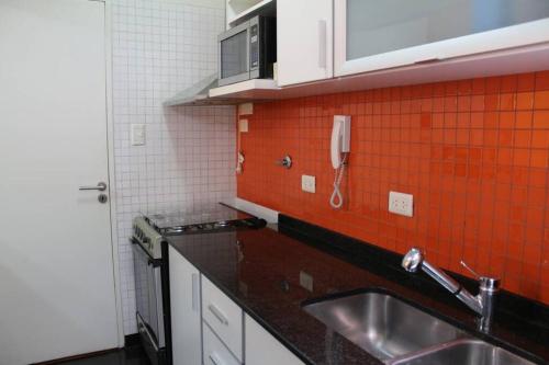 cocina con fregadero y teléfono en la pared en Best location in Caballito, Buenos Aires, 80 M2 en Buenos Aires