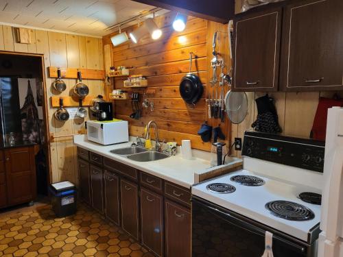 Кухня или мини-кухня в Bowering Lodge
