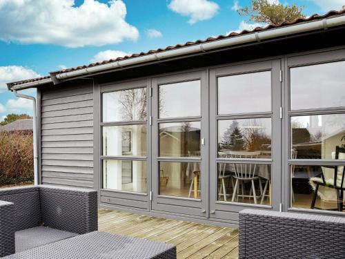 dom z dużymi oknami i patio w obiekcie 4 person holiday home in Svendborg w mieście Svendborg