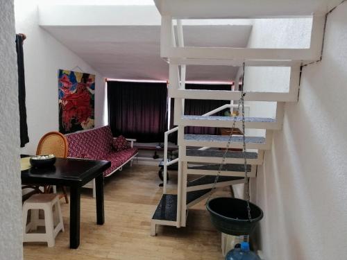 um quarto com uma escada em espiral e uma sala de estar em Margaritas101 em Cancún