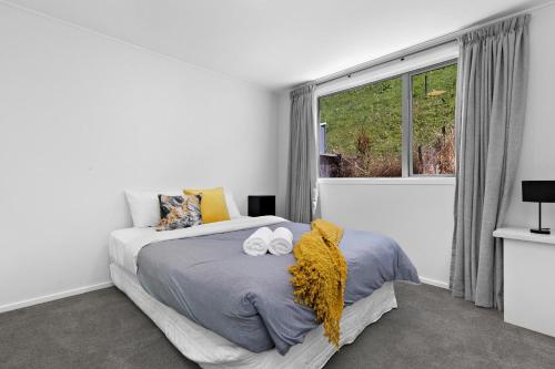 Katil atau katil-katil dalam bilik di Lovely marina views and sunny balcony