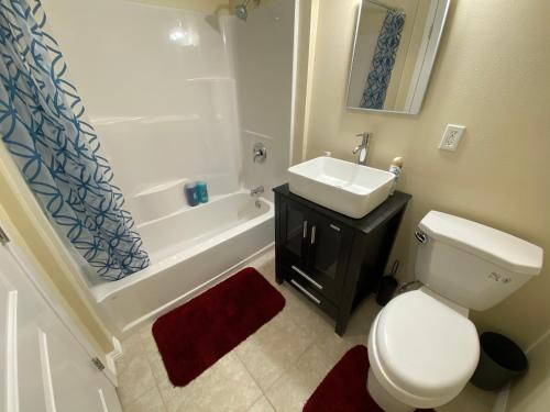 een badkamer met een wit toilet en een wastafel bij Casa Tranquila in Santa Ana