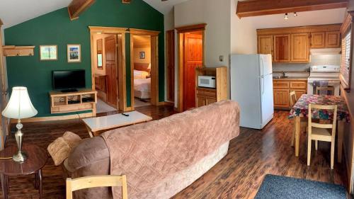 Kuchyň nebo kuchyňský kout v ubytování Brookside Motel