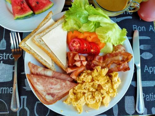 ホテルの敷地内または近くでの食事または食べ物