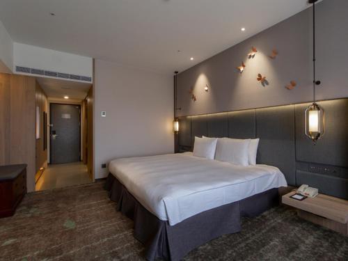 a large bedroom with a large bed in a room at The Howard Prince Hotel Taichung in Taichung