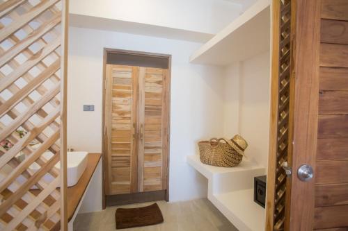 Bilik mandi di The Nest Private Beach Resort