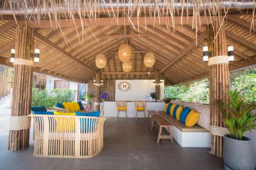 Ruang duduk di The Nest Private Beach Resort