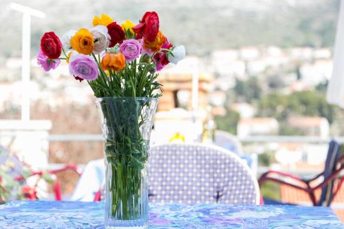 un vaso pieno di fiori seduto su un tavolo di Guest House Raguž a Dubrovnik