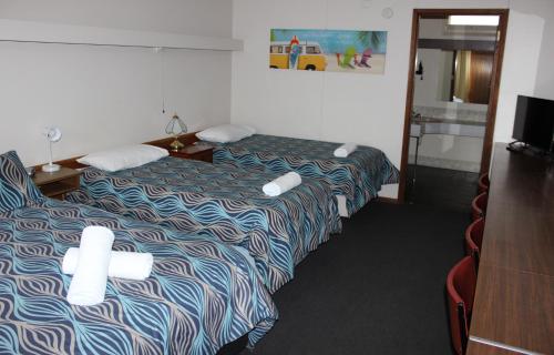 En eller flere senger på et rom på Portland Retro Motel