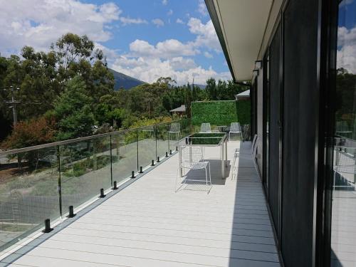 Een balkon of terras bij Ginkgo House, Healesville Central