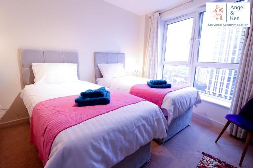 GREAT VALUE, 2 Bedroom Penthouse Apt at Angel & Ken Serviced Accommodation Woking tesisinde bir odada yatak veya yataklar