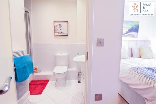 Vonios kambarys apgyvendinimo įstaigoje GREAT VALUE, 2 Bedroom Penthouse Apt at Angel & Ken Serviced Accommodation Woking