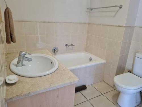 łazienka z umywalką, wanną i toaletą w obiekcie Point Village Accommodation - Santos 11 w mieście Mossel Bay