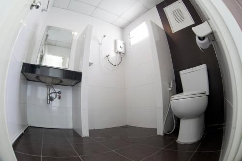 a small bathroom with a toilet and a sink at วีรวรรณ เพลส Weerawan Place in Khon Kaen