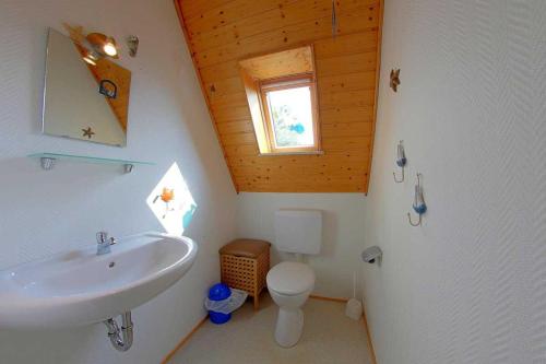 a bathroom with a sink and a toilet at SR Nordertill 7 in Dorum Neufeld