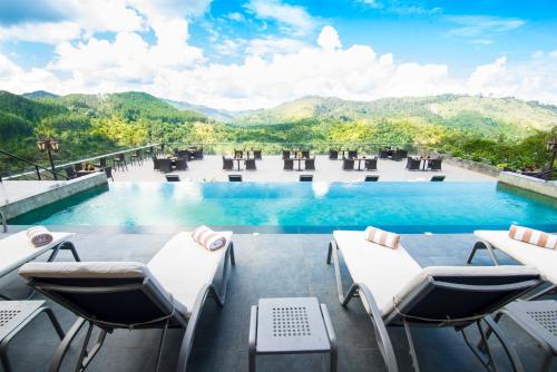 エッラにあるTip Top Boutique hotelのリゾートのインフィニティプールの景色を望めます。