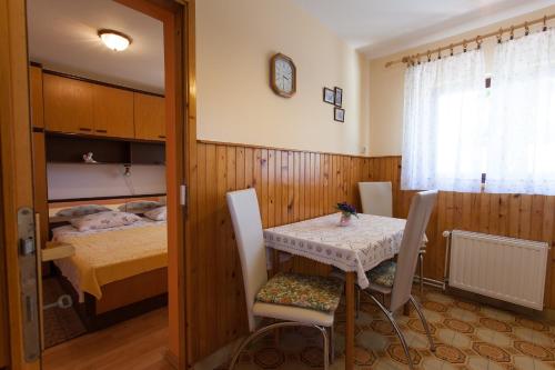 Postel nebo postele na pokoji v ubytování Apartments Nedeljka