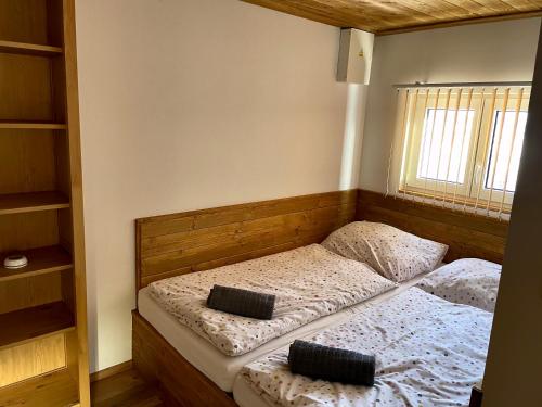 a bedroom with two twin beds and a window at EDER- Penzion & Apartmány in Horní Planá