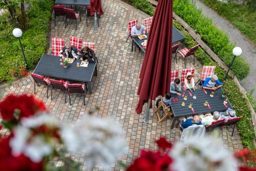 Una vista aérea de un grupo de personas sentadas en una mesa. en Sackmann Wanderhotel, en Baiersbronn