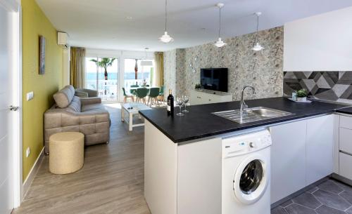 cocina y sala de estar con fregadero y lavavajillas en Apartamentos Perla Marina, en Nerja