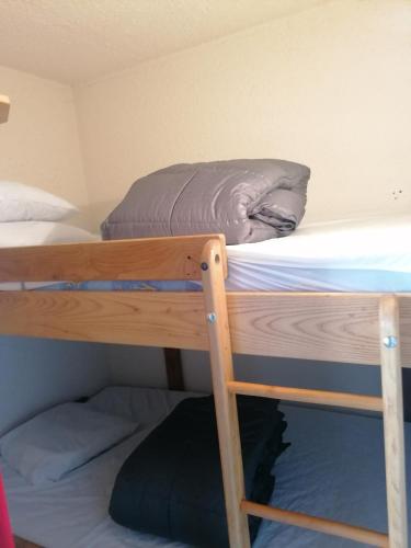 - deux lits superposés dans une chambre dans l'établissement résidence campbielh 1, à Aragnouet