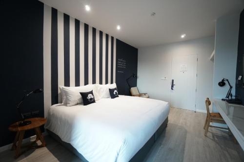 Ein Bett oder Betten in einem Zimmer der Unterkunft Blu Monkey Hub and Hotel Chanthaburi