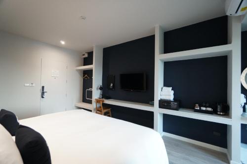 Ein Bett oder Betten in einem Zimmer der Unterkunft Blu Monkey Hub and Hotel Chanthaburi