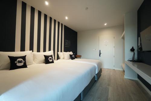 Ein Bett oder Betten in einem Zimmer der Unterkunft Blu Monkey Hub and Hotel Chanthaburi