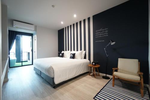 Ein Bett oder Betten in einem Zimmer der Unterkunft Blu Monkey Hub and Hotel Chanthaburi