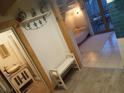 einen Blick über ein Zimmer mit einem Bett und einer Treppe in der Unterkunft Őzike-Lak a Börzsönyben in Kismaros