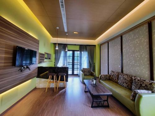 a living room with a couch and a table at 埔里夏都華蔓山林日式會館 Puli Huaman Villa in Puli
