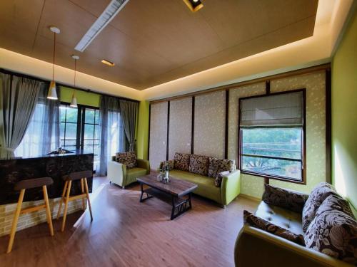 a living room with a couch and a table at 埔里夏都華蔓山林日式會館 Puli Huaman Villa in Puli