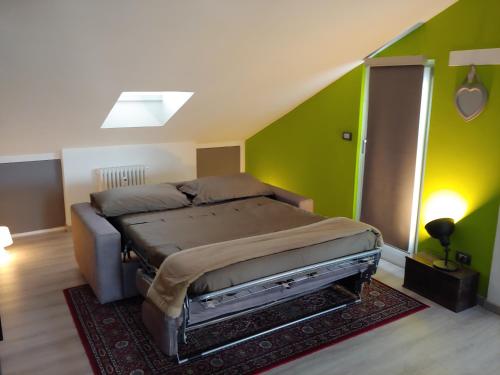 A Cuneo in Terrazza tesisinde bir odada yatak veya yataklar