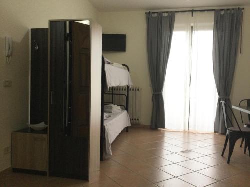 a room with a bedroom with a bed and a mirror at Appartamento Turistico FRAU in Sinalunga
