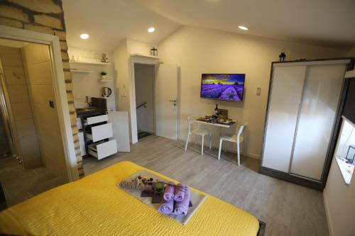 uma sala de estar com uma cama e uma mesa em Timeless City Center Apartments em Dubrovnik