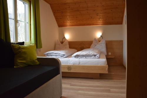 Кровать или кровати в номере Alpenvereinshaus Pruggern