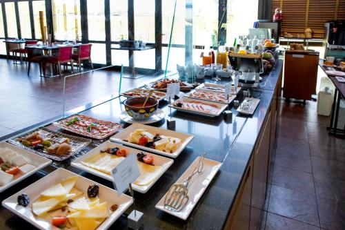 un buffet di cibo su un tavolo in un ristorante di Hotel Salamanca Montalvo a Salamanca