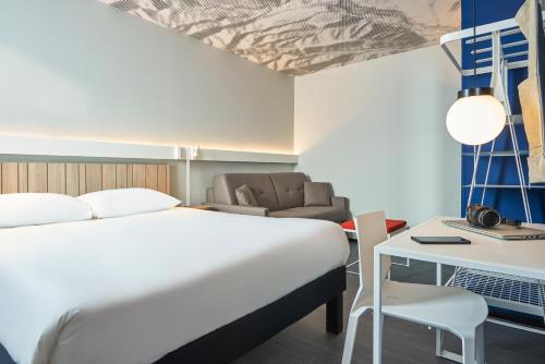 a hotel room with a bed and a desk at ibis Clamart Paris Velizy in Clamart