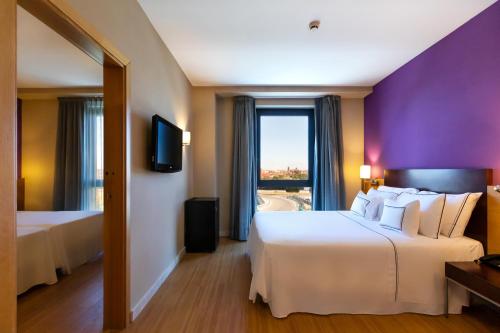 Habitación de hotel con 2 camas y ventana en Hotel Salamanca Montalvo, en Salamanca