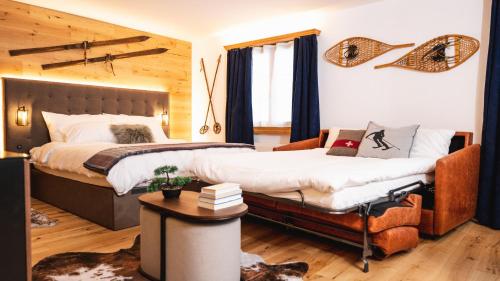 una camera con due letti e una sedia di Wunderstay Alpine 3 Chic Studio Central Location a Klosters Serneus
