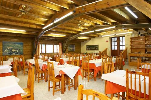 Restorāns vai citas vietas, kur ieturēt maltīti, naktsmītnē Bungalows Playa de Oyambre