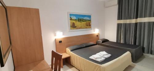 Habitación pequeña con cama y silla en Friendship Place, en Roma