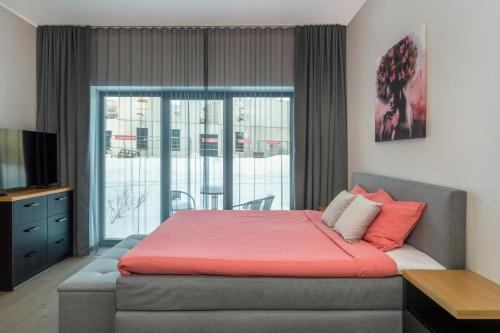 1 dormitorio con 1 cama con manta roja en TartuKodu Riia 20B-3, en Tartu