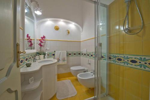 ポジターノにあるVilla Marebluのバスルーム(トイレ、洗面台、シャワー付)