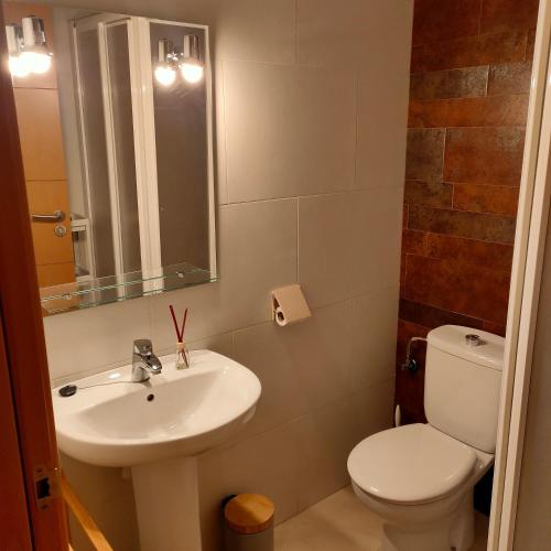 een badkamer met een wastafel en een toilet bij Apartamento en el centro in Reus
