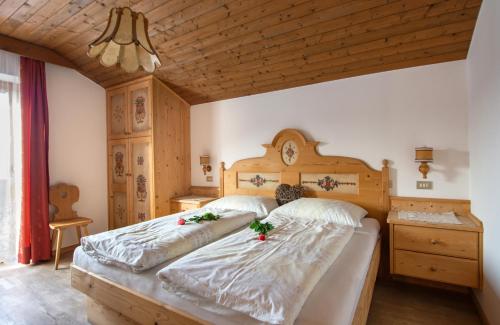 um quarto com uma cama grande com flores em Binterhof em Castelrotto