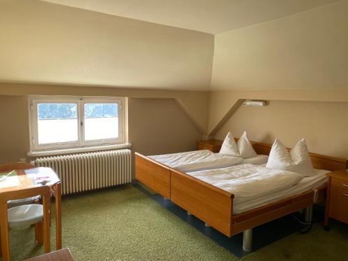 ein kleines Schlafzimmer mit einem Bett und einem Fenster in der Unterkunft Gästehaus am Klinikum in Halle an der Saale