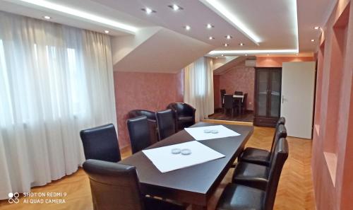 a conference room with a table and chairs at Konačište Zlatibor in Zlatibor